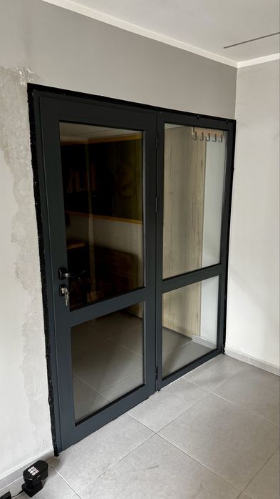 Вътрешна алуминиева преграда с врата