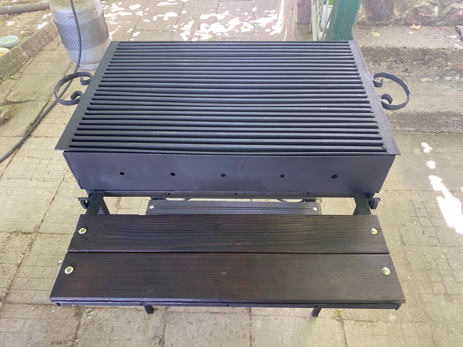 Скара на дървени въглища