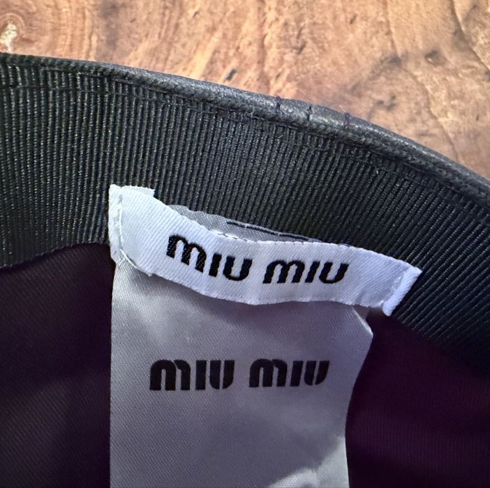 Кожена шапка Mi*u Mi*u