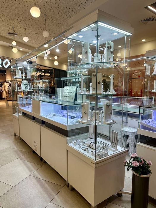 Търговски щанд с 12 витрини