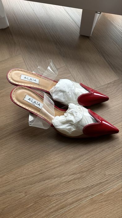 Босоножки с сердечками на носке