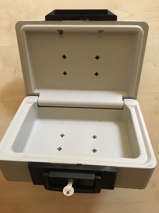 Сейф переносной малый Sentry safety box