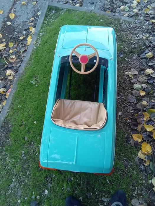 Продавам метална детска ретро кола с педали МОСКВИЧ количка