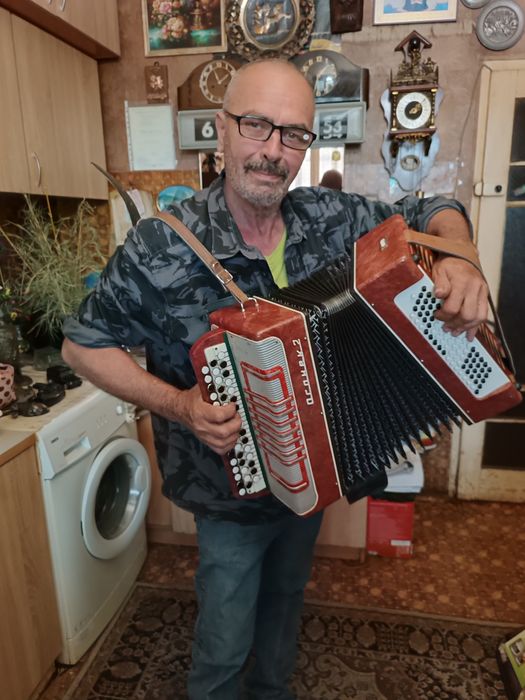 Продавам баян Огоньок 2,изключително запазен.