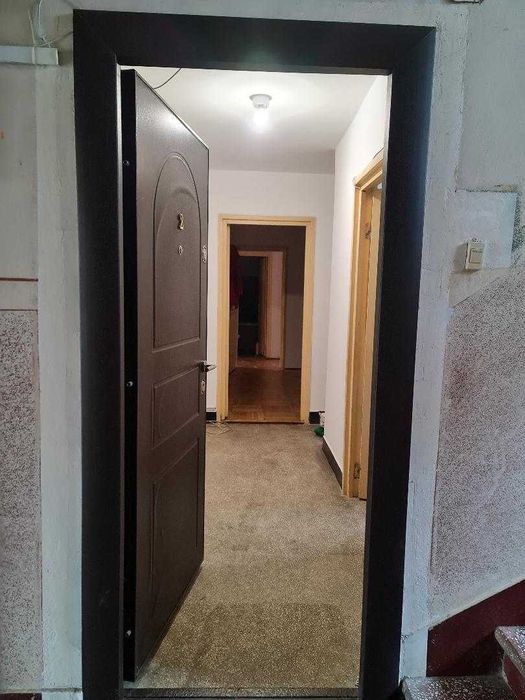 Vand apartament 3 camere , Boul Rosu, complet zugravit Feb. 2026 !