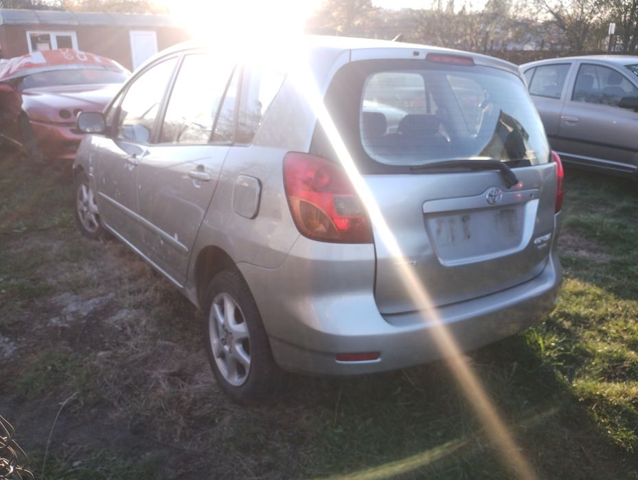 2 бр Тойота Корола Версо на части