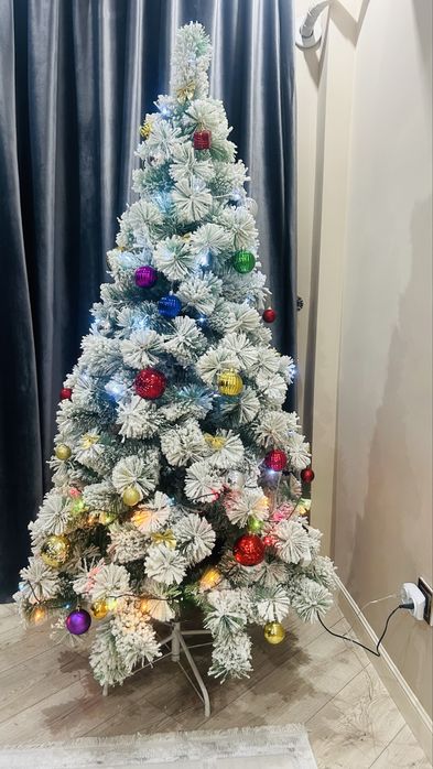 Ёлка, 180 сантиметровая.