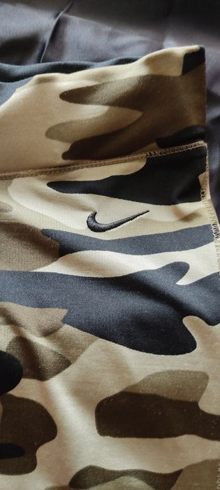 Colanți 3 sferturi camuflaj nike și maieu