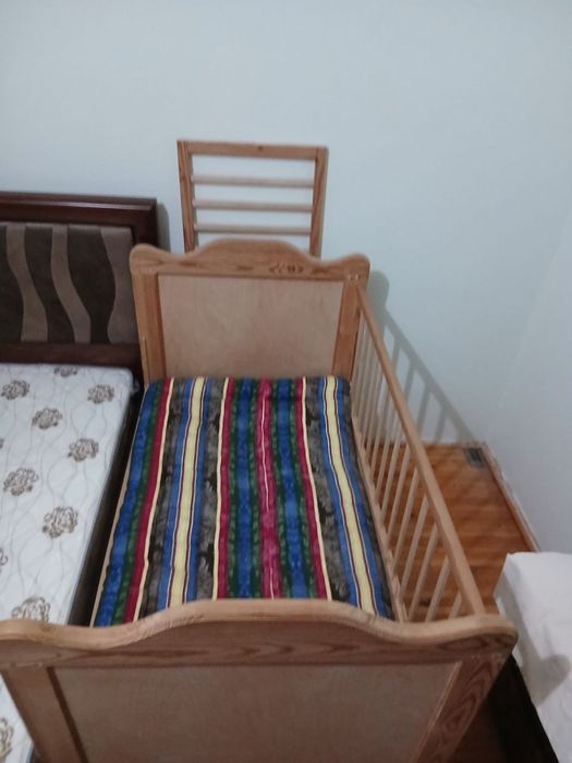 Продается ковер, детская кроватка и сундуки
