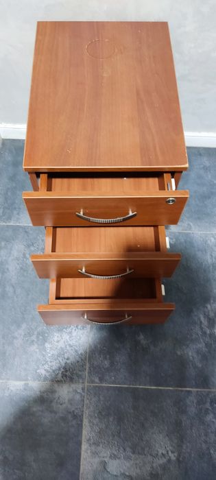 Стол с тумбочкой