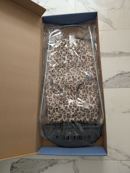 Balansoar Bebe BabyBjorn Editie Limitata Leopard Bej