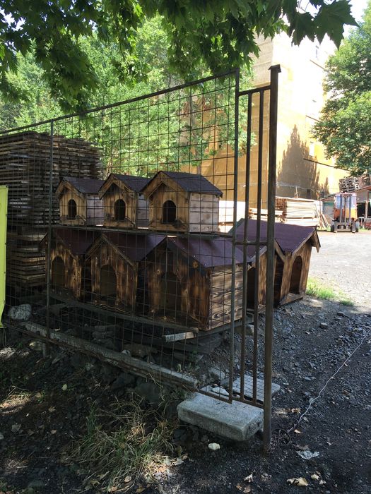 Кучешки къщи различни размери.