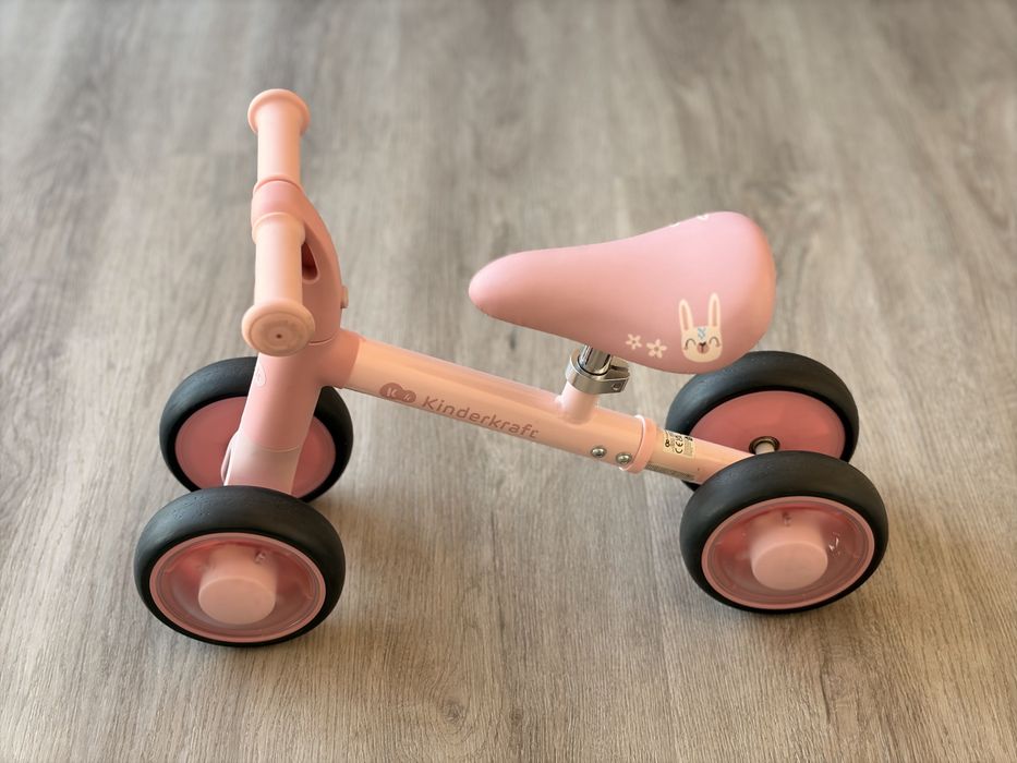 Баланс Колело KINDERKRAFT  Cutie Flash Розово със Светещи Гуми 2.1 КГ