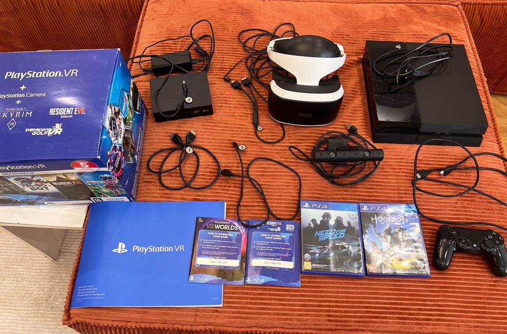 PlayStation4  +PlayStation VR +PlayStation camera +SKYRIM