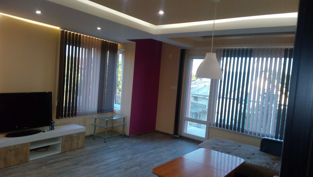 Обширен 100 кв.м. двустаен апартамент под наем в "Сухата река"