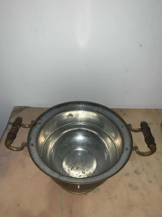 Vas din alama cu ornament bronz