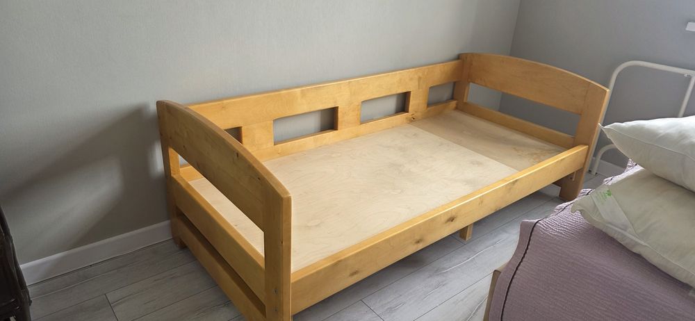 Продам кровать из массива дерева