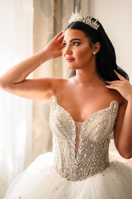 Vand rochie de mireasa , stil printesa.