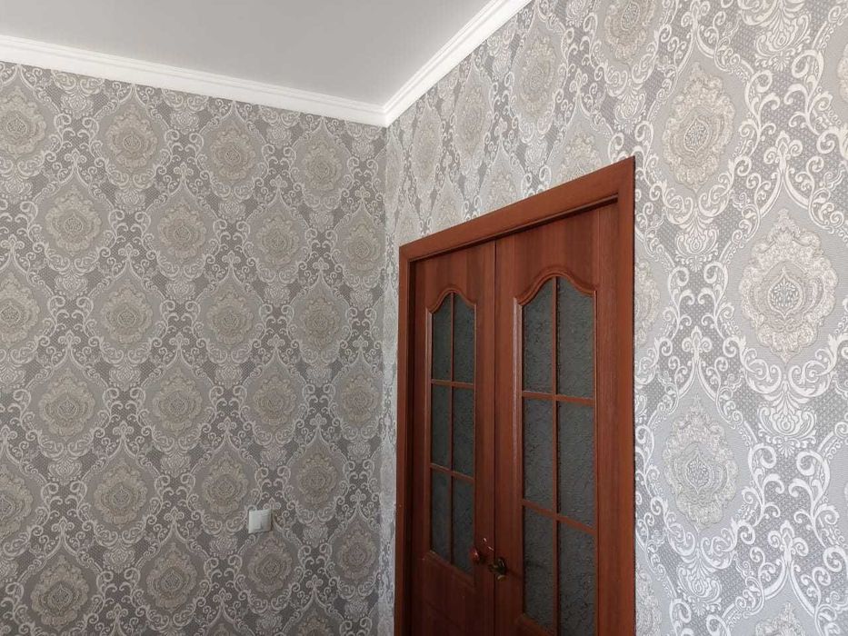 Поклейка обоев .