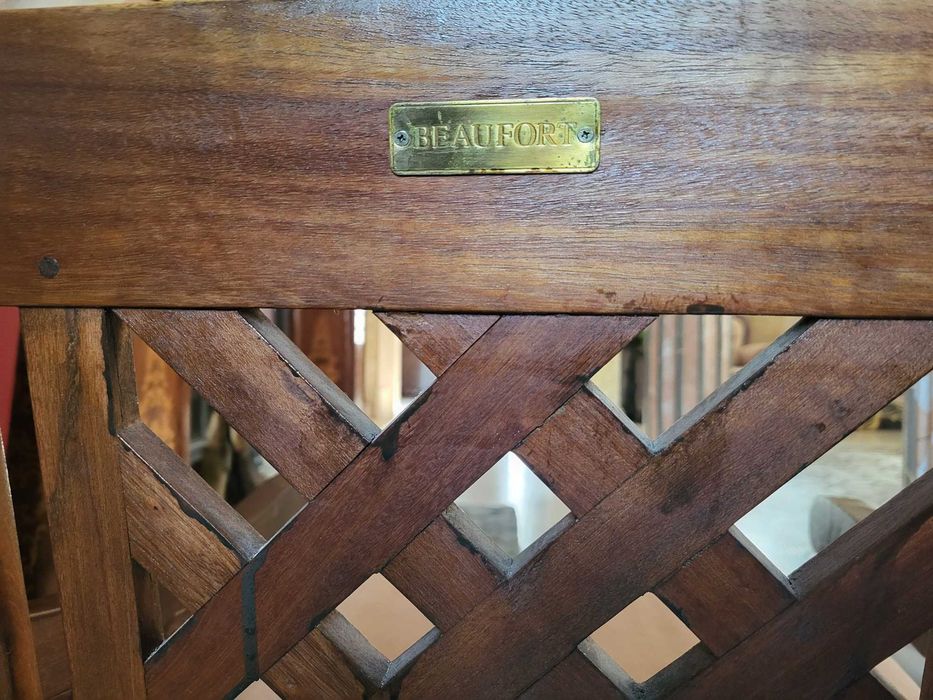 Старинен стол с широка седалка