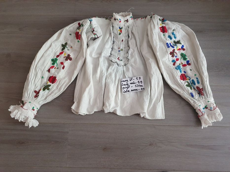 Costum popular  .