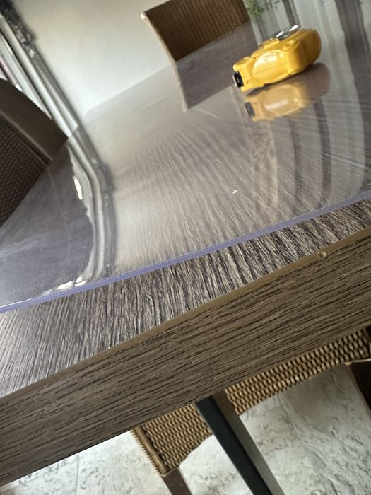 Vând masă 159/119 cm cu cadru metalic 8/2 cm grosime si scaune