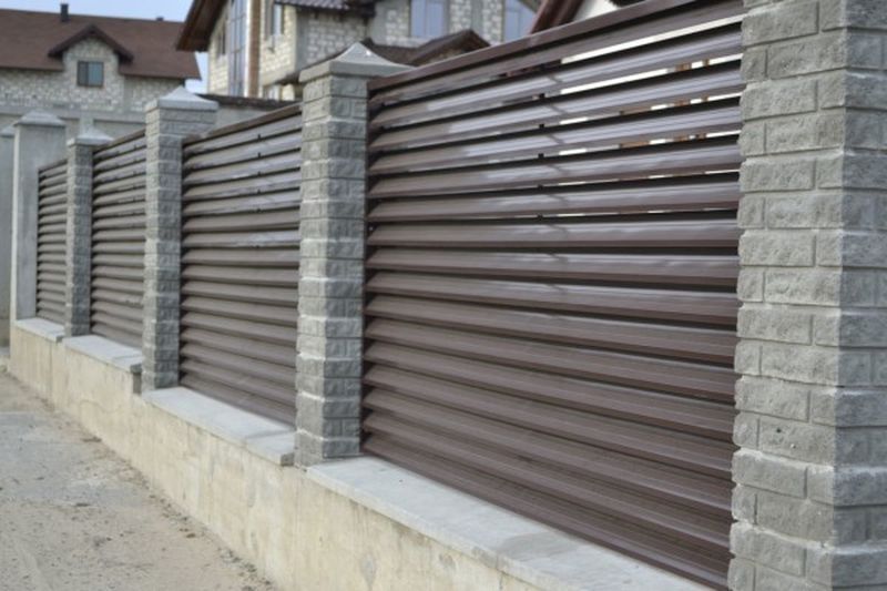 Garduri si porți stil jaluzele sipca metalica tablă cutata