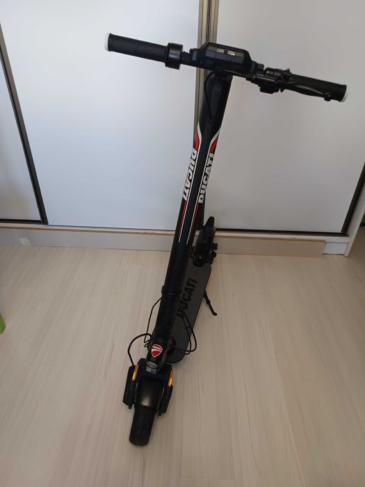 Trotineta electrica Ducati Pro-II Plus, 350W, Autonomie 25 km,