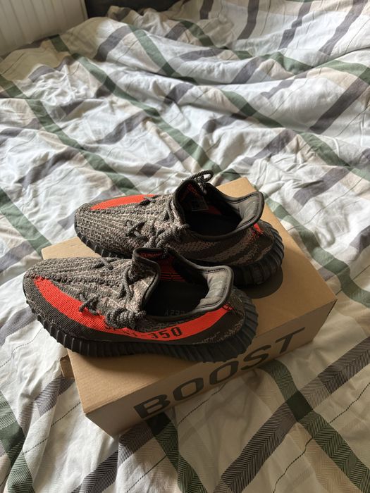 Vând Adidas Yeezy Boost 350 V2 „Carbon Beluga