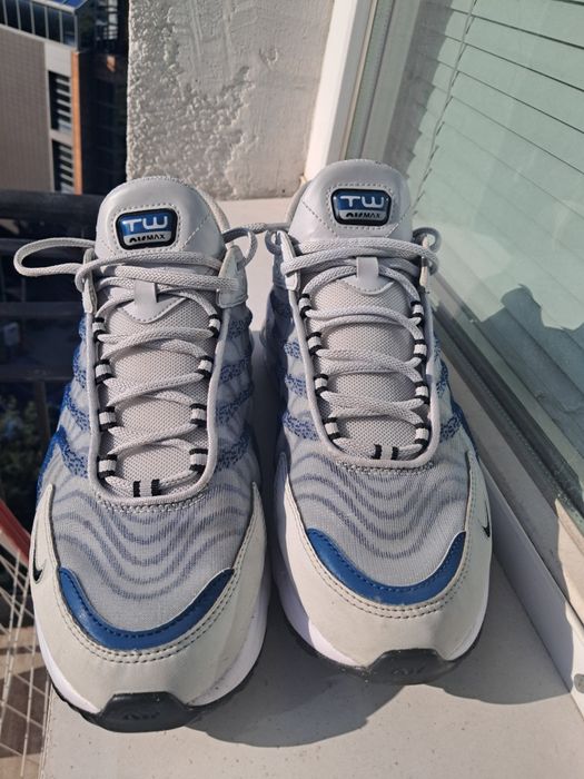 родавам мъжки маратонки Nike Air Max TW в отлично състояние. Моделът е много удобен и със страхотен дизайн, идеален за ежедневието.
