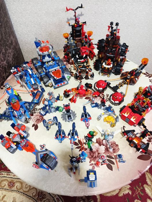 Продам два набора Лего