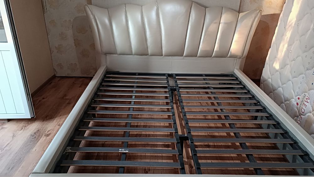 Кровать без матраса