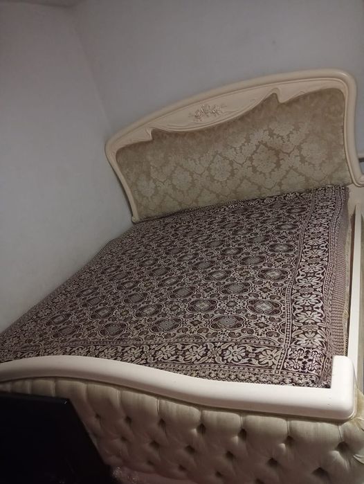 Спальня кровать ..