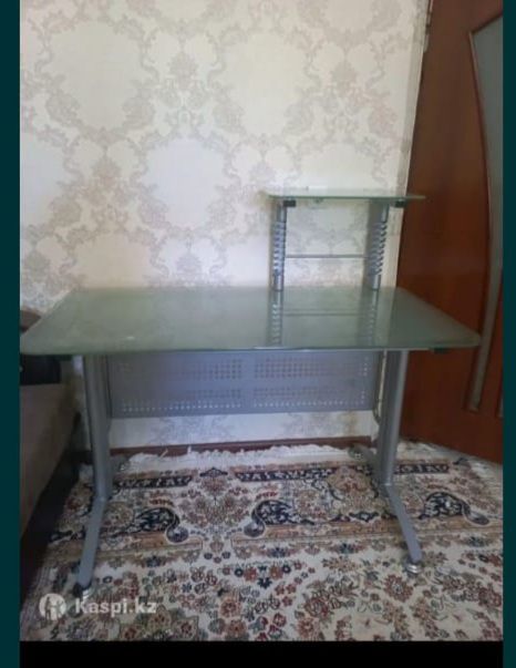 Продается компютерный стеклянный стол