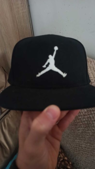 Черна шапка Jordan