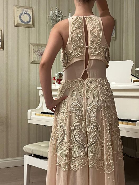 Rochie ASOS (model ASOS Edition), cu aplicații bogate de perle și fustă amplă din tull