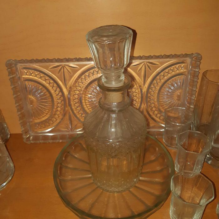 Гарафа от дебело релефно стъкло-за ракия и вино