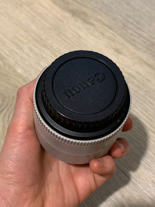 Телеконвертор Canon EF EXTENDER 2X III - с кутия и калъф - почти нов!