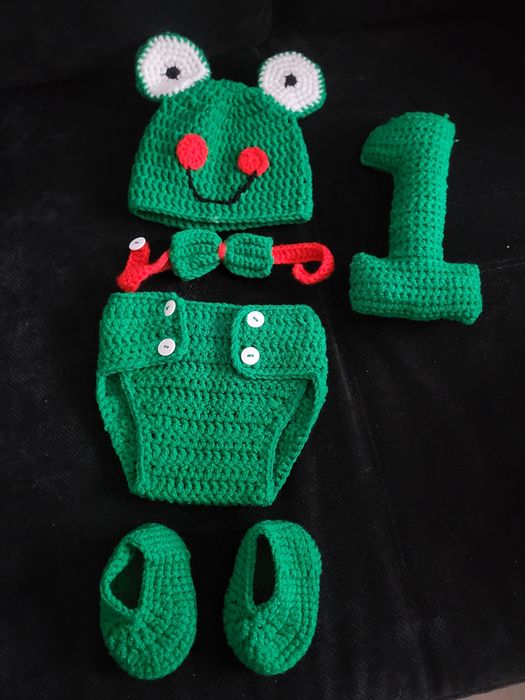 Costumas broscuța bebelusi