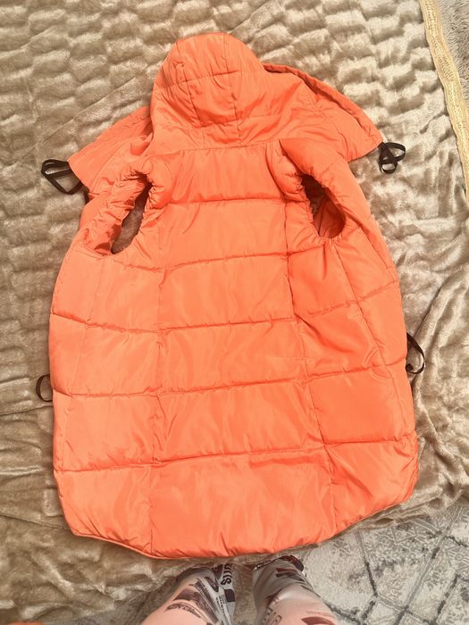 Жилет утепленный с капюшоном