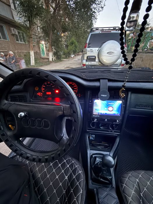Машина ауди 80 б4
