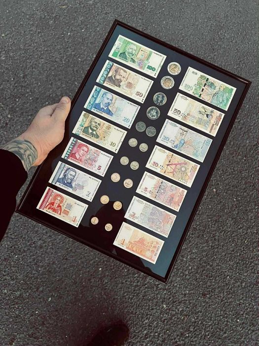 Коелкционерска рамка с българските левове – спомен от една епоха