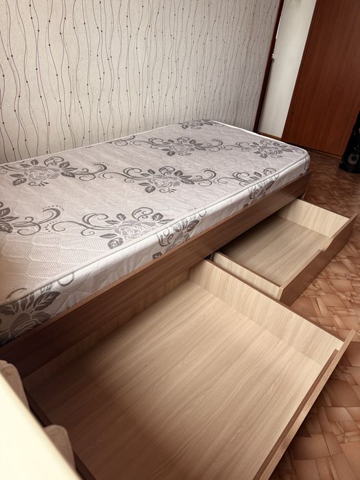 Продам полутороспальную кровать с матрасом
