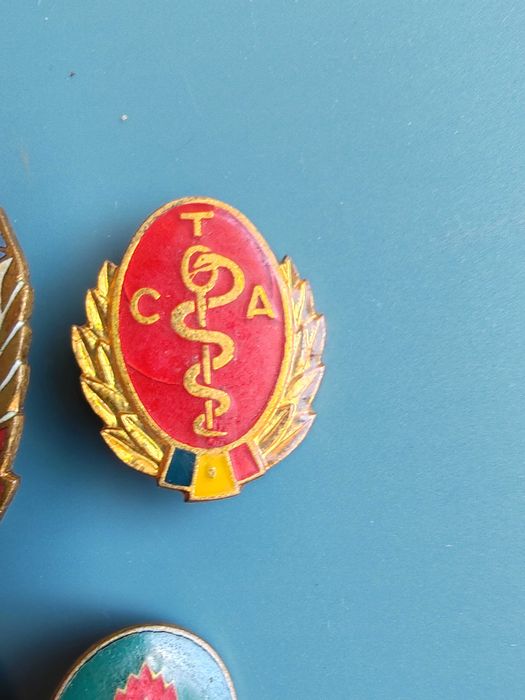Lot 4 insigne vechi românești din perioada comunistă (RSR