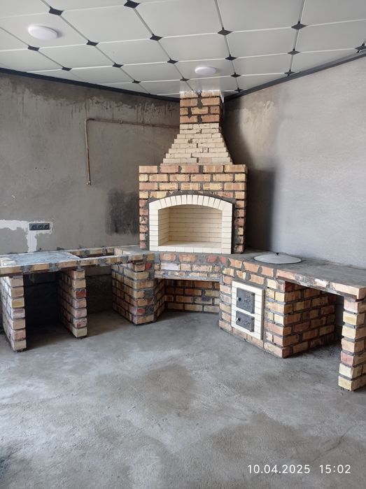 Летняя кухня барбекю очаг камин пицца печь.