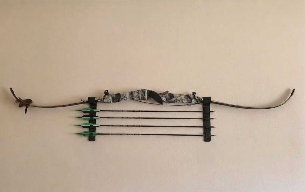Suport perete 3D printat pentru arc tradițional/recurve și 4 săgeți
