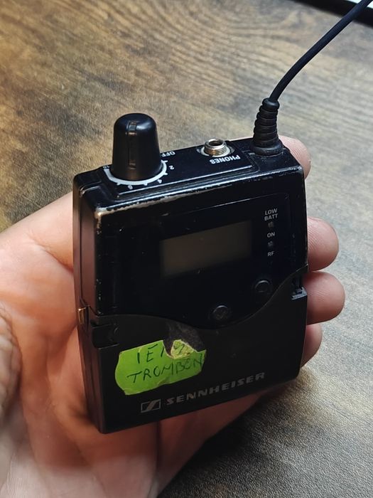 Sennheiser G3 wireless microfon belt-pack in ear