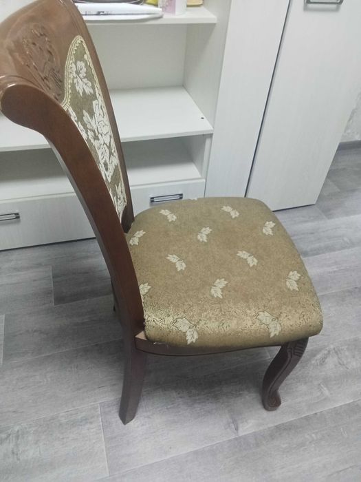 Срочно продам стол и стулья