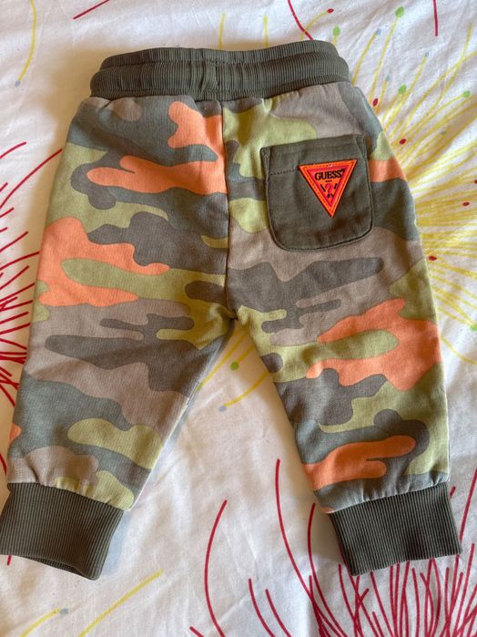 Guess- бебешко спортно долнище 3/6 месеца