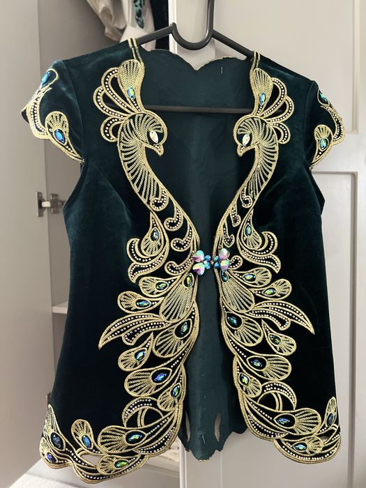 Киімдер сатылады